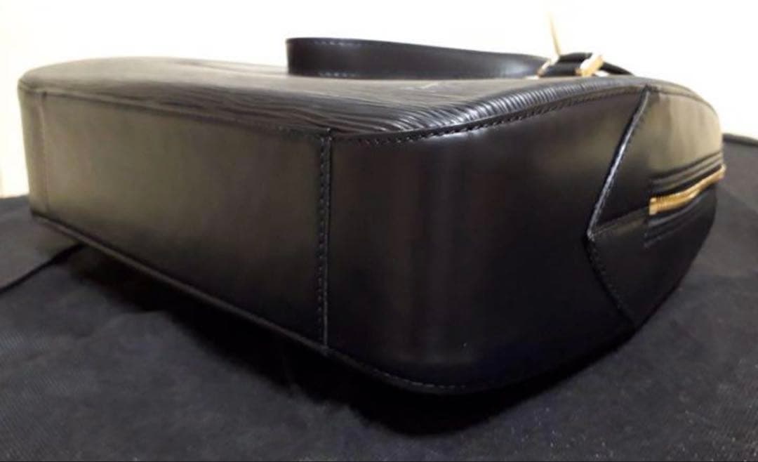 LOUIS VUITTON Epi Black Handbag #QYKEC7