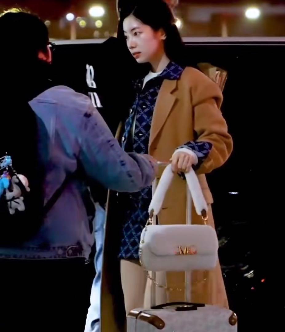 Michael Kors fluffy bag worn by Dahyun #QY3VE8