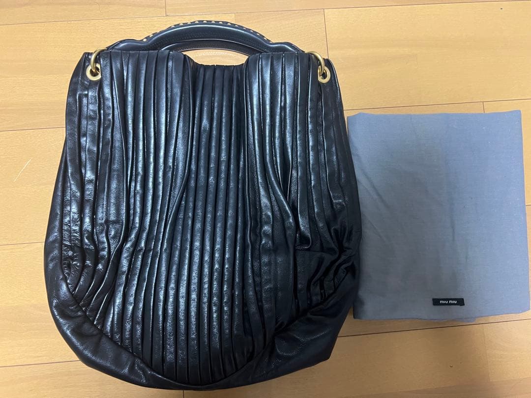MIU MIU Black Leather Pleated Handbag in Matelasse #QYK77W