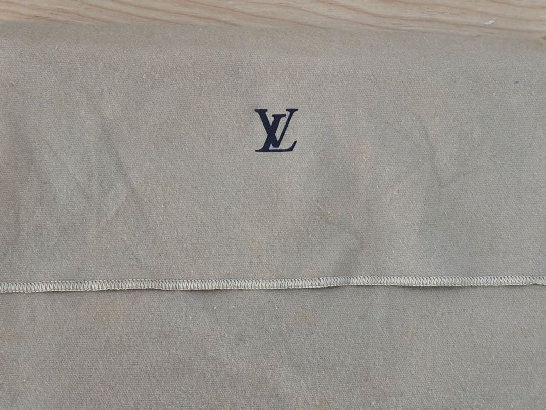 LOUIS VUITTON Taiga leather, made in France. #QY1ABE