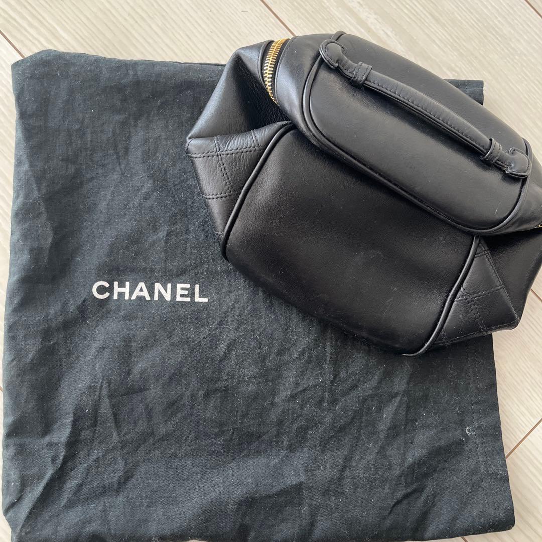 CHANEL Black Quilted Leather Handbag Gold Zipper Logo #QYKTJU