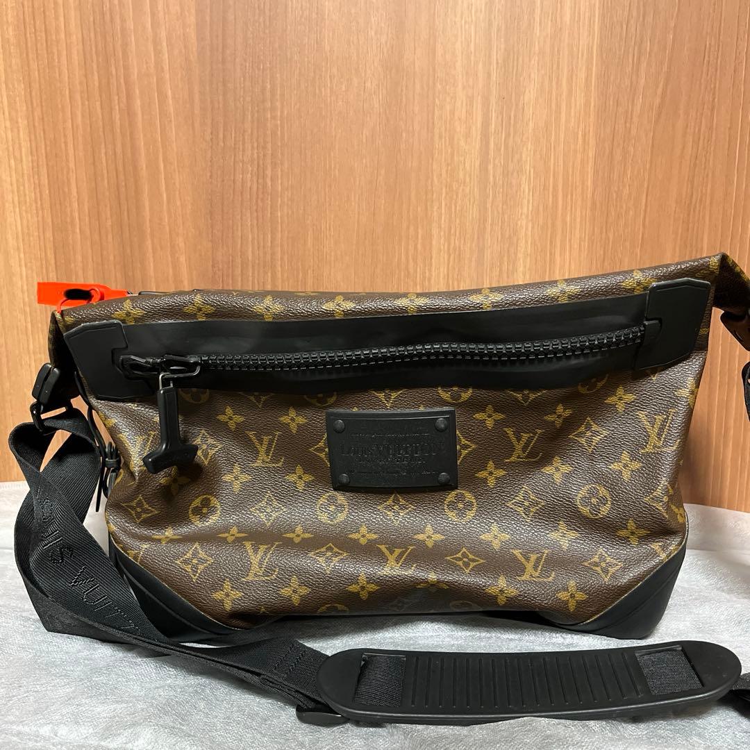 LOUIS VUITTON Waterproof Messenger Bag M40399 Leather #QYEKZI