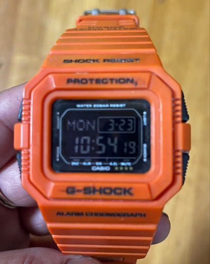 I bought a G-SHOCK digital watch in orange. #QYB5D4
