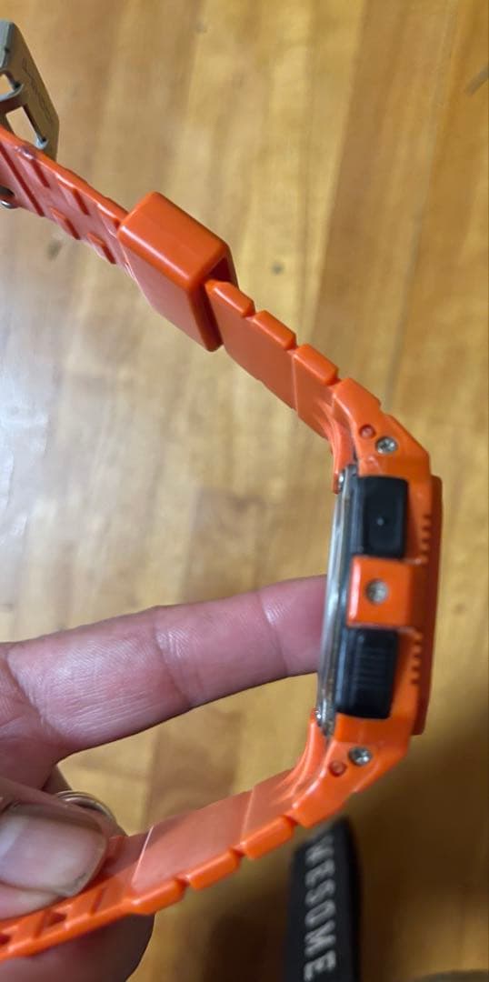 I bought a G-SHOCK digital watch in orange. #QYB5D4