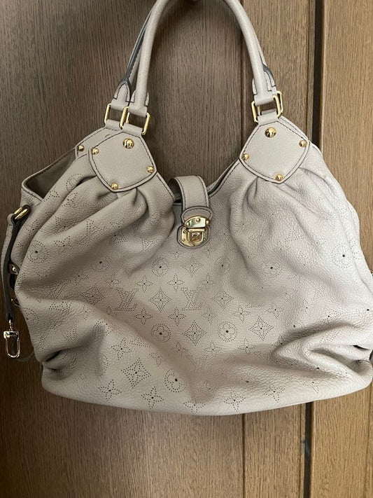 LOUIS VUITTON Beige Mahina Leather Handbag #QYACCZ