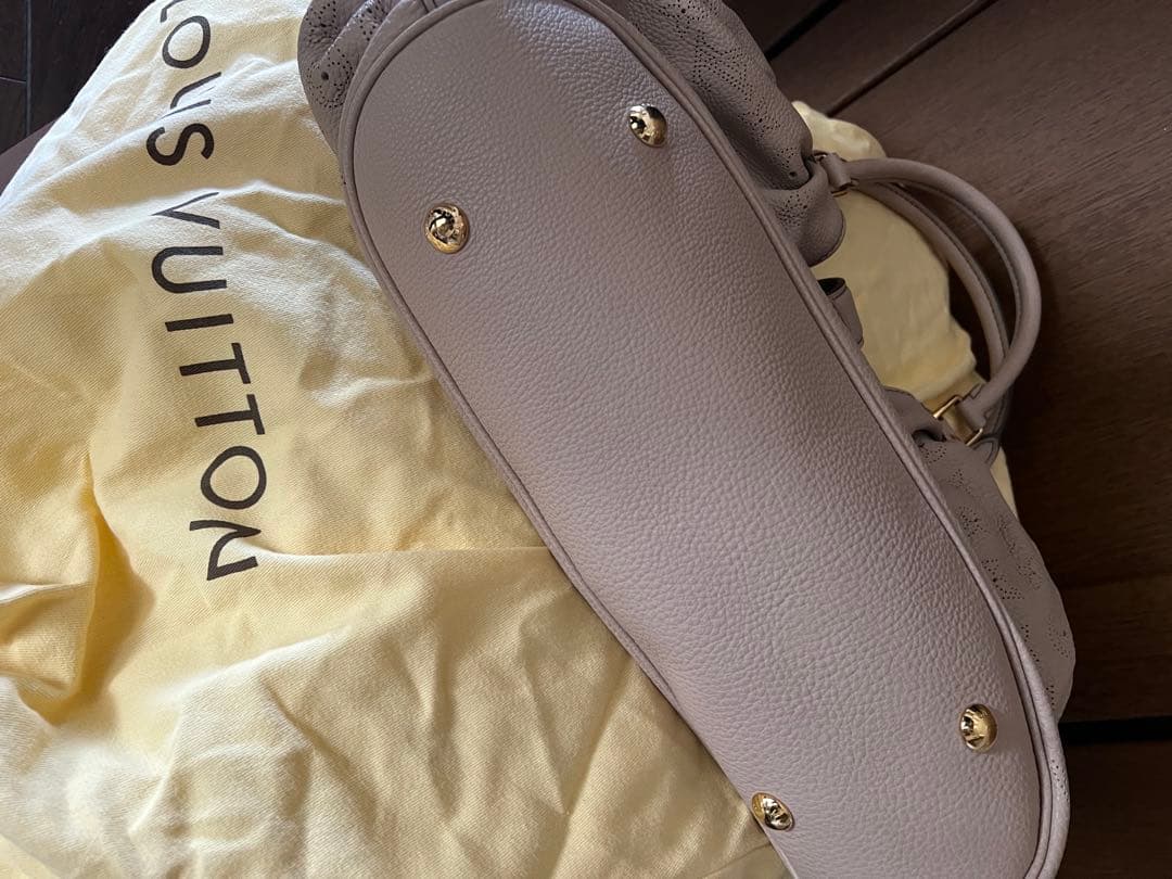 LOUIS VUITTON Beige Mahina Leather Handbag #QYACCZ