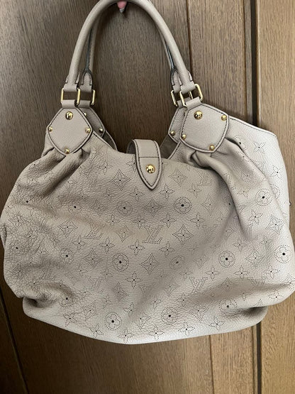 LOUIS VUITTON Beige Mahina Leather Handbag #QYACCZ
