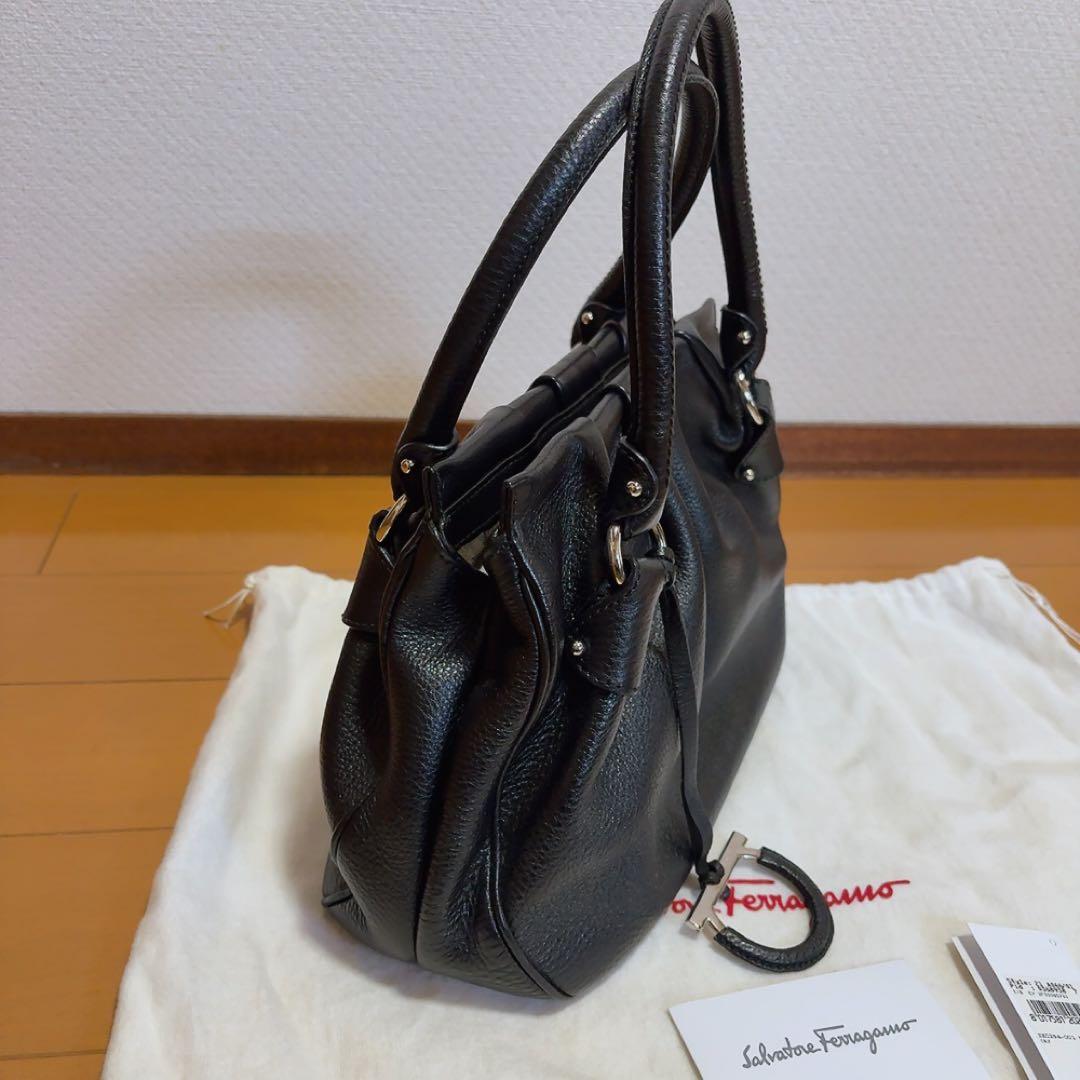 Salvatore Ferragamo Black Pebbled Leather Handbag Gancini H20 #QYELZ2