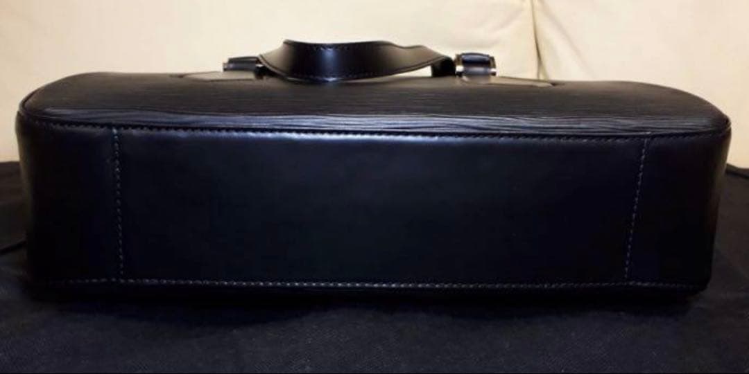 LOUIS VUITTON Epi Black Handbag #QYKEC7