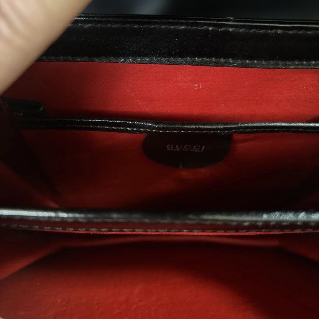 GUCCI Black Leather Handbag Red Lining Silver Logo Plate Flap #QYE614