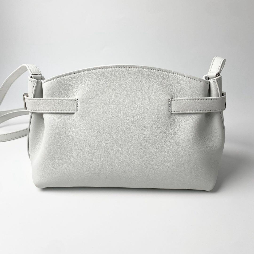 Salvatore Ferragamo Hug Shoulder Clutch Bag Small White W24xH15xD12cm #QYIWI9