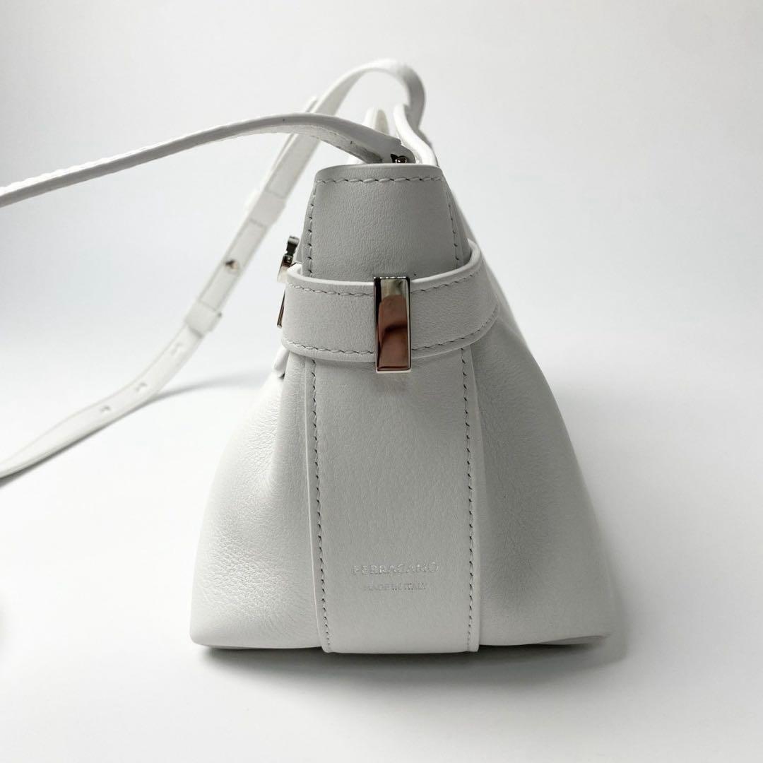 Salvatore Ferragamo Hug Shoulder Clutch Bag Small White W24xH15xD12cm #QYIWI9