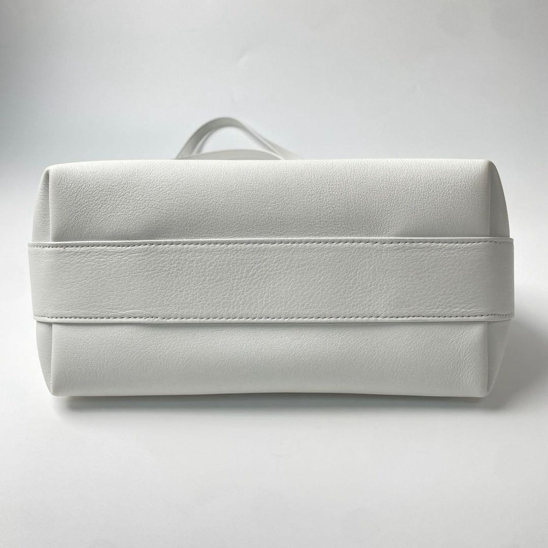 Salvatore Ferragamo Hug Shoulder Clutch Bag Small White W24xH15xD12cm #QYIWI9