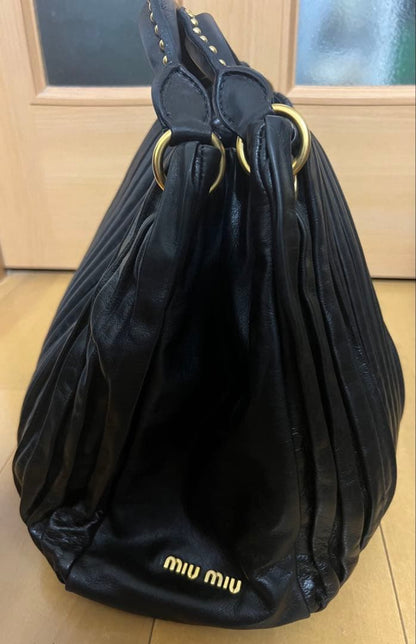 MIU MIU Black Leather Pleated Handbag in Matelasse #QYK77W