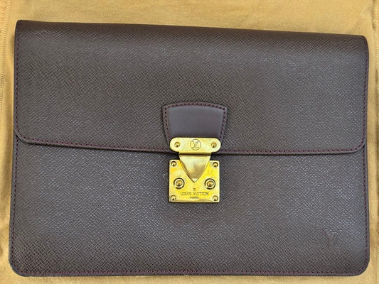 LOUIS VUITTON Taiga leather, made in France. #QY1ABE