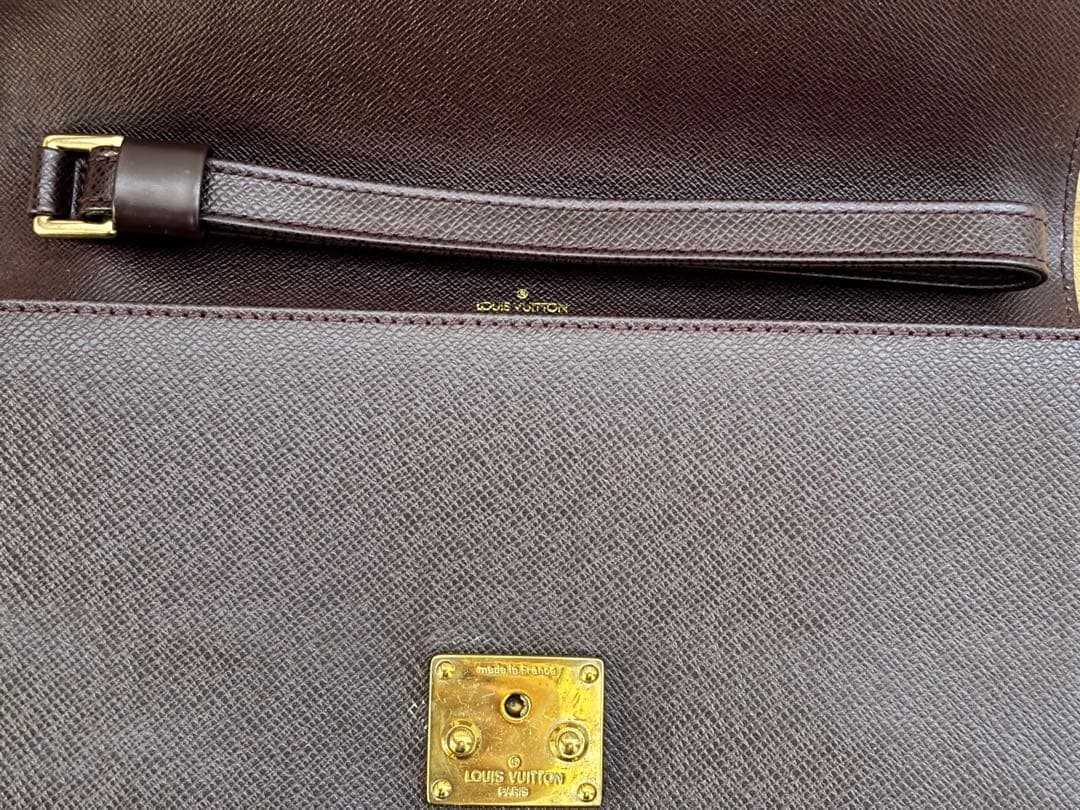 LOUIS VUITTON Taiga leather, made in France. #QY1ABE