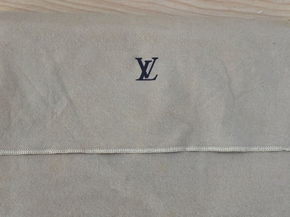 LOUIS VUITTON Taiga leather, made in France. #QY1ABE