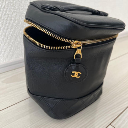 CHANEL Black Quilted Leather Handbag Gold Zipper Logo #QYKTJU