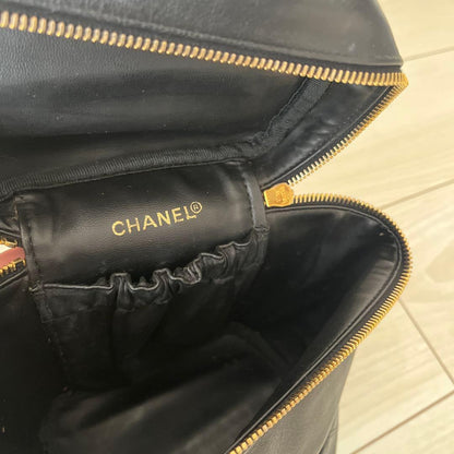 CHANEL Black Quilted Leather Handbag Gold Zipper Logo #QYKTJU