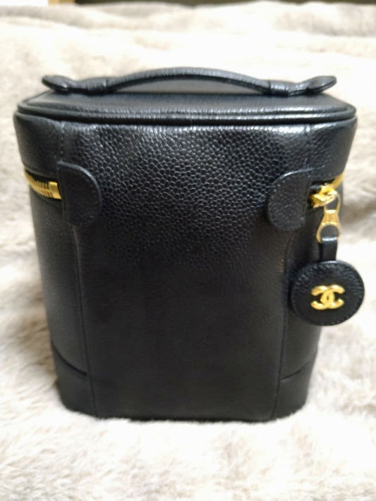 Classic CHANEL vanity bag, caviar leather. #QY4ZF0