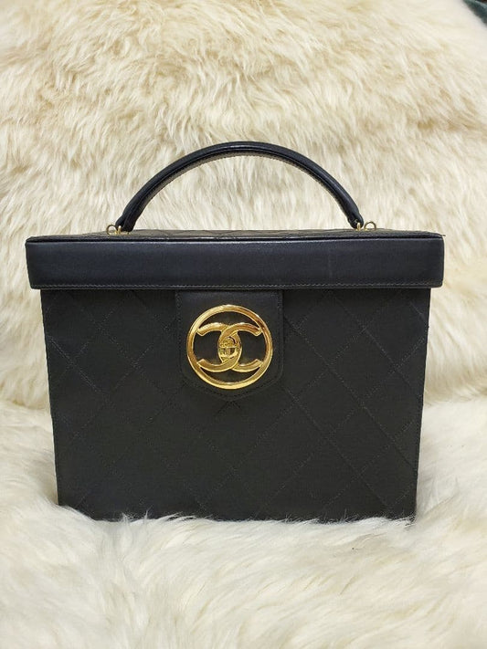 CHANEL Black Quilted Handbag Leather #QY5U8D