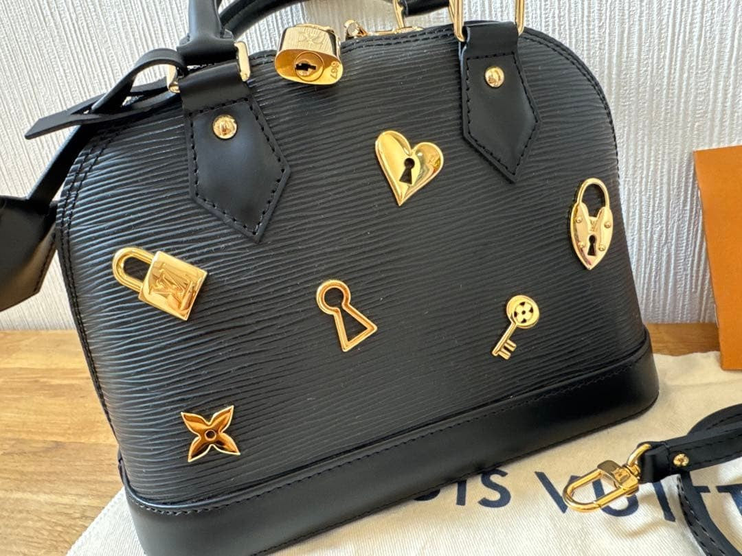LOUIS VUITTON Love Lock #PCETUU