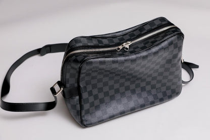 LOUIS VUITTON Damier Graphite Shoulder Bag 831 Black #QY12Z3