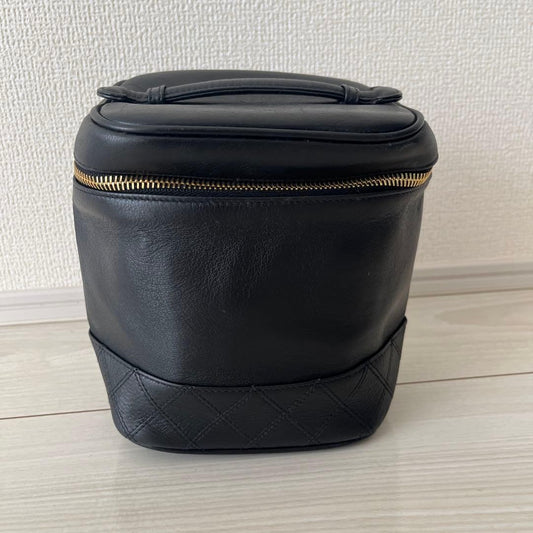 CHANEL Black Quilted Leather Handbag Gold Zipper Logo #QYKTJU