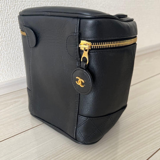 CHANEL Black Quilted Leather Handbag Gold Zipper Logo #QYKTJU