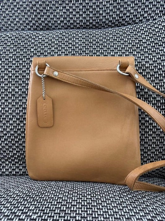 Beige shoulder bag with brand tag #QY12Z8