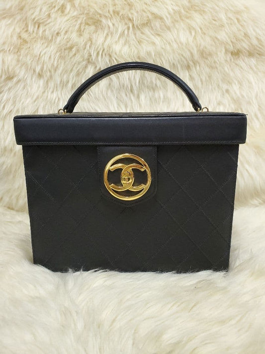 CHANEL Black Quilted Handbag Leather #QY5U8D