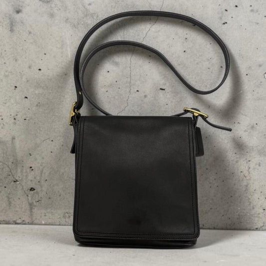 Classic Coach shoulder bag, black glovetanned leather. #QYEL2Y