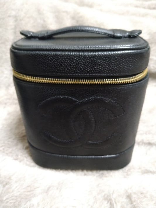 Classic CHANEL vanity bag, caviar leather. #QY4ZF0