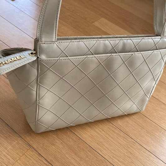 CHANEL Beige Quilted Leather Vintage Handbag 30yr Old #QYFH9T