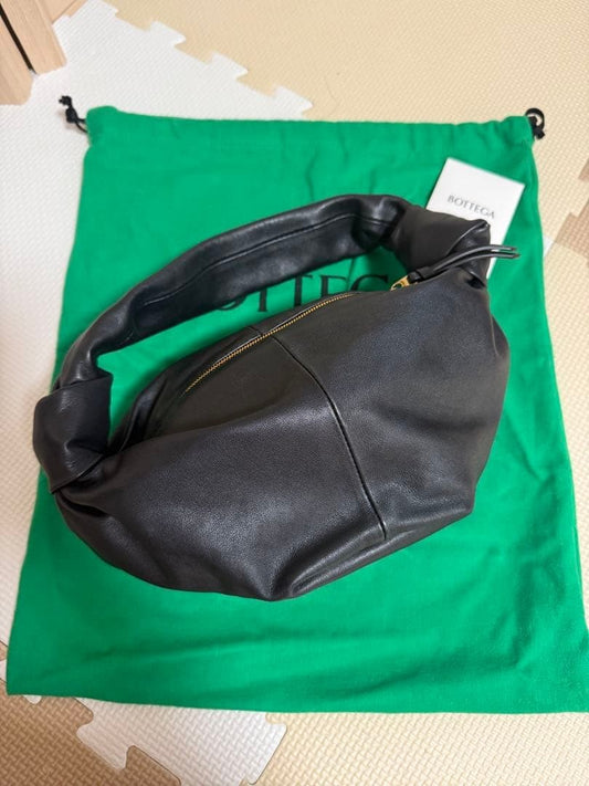 Bottega Veneta handbag, double knot design. #QY2640