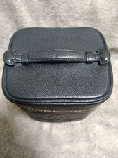 Classic CHANEL vanity bag, caviar leather. #QY4ZF0