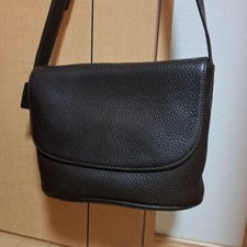 Classic COACH shoulder bag, unisex, made of grained leather. #QYI12P
