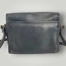 Old Coach shoulder bag, turnlock closure, black leather, gold hardware. #QYF8L0