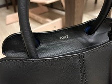 TOD'S SELLA handbag, black, with ball-shaped charm. #QYDQON