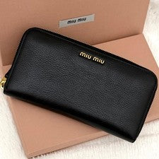 Beautiful item ⭐️ Miu Miu miu miu round zipper long wallet black black