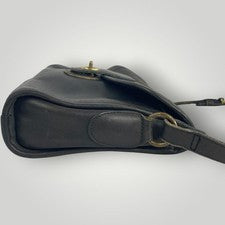 Old Coach shoulder bag, turnlock closure, black leather, gold hardware. #QYF8L0