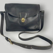 Old Coach shoulder bag, turnlock closure, black leather, gold hardware. #QYF8L0