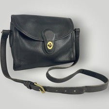 Old Coach shoulder bag, turnlock closure, black leather, gold hardware. #QYF8L0