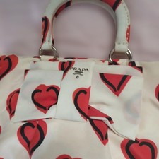 PRADA heart-patterned handbag with ribbon and shoulder strap. #QY4BCC