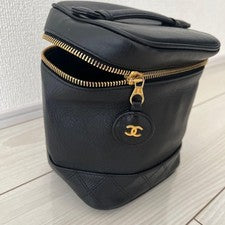 CHANEL Black Quilted Leather Handbag Gold Zipper Logo #QYKTJU