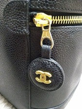 Classic CHANEL vanity bag, caviar leather. #QY4ZF0