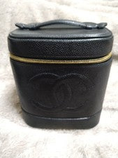 Classic CHANEL vanity bag, caviar leather. #QY4ZF0