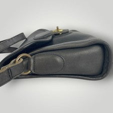 Old Coach shoulder bag, turnlock closure, black leather, gold hardware. #QYF8L0